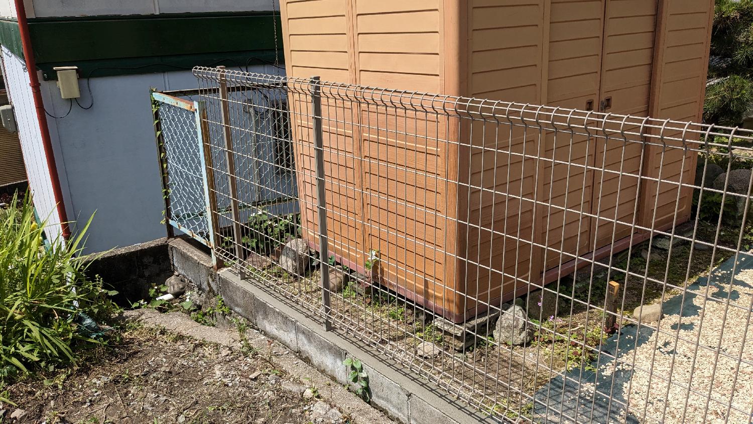 2024/06/26 20:00:00 大阪府河内長野市のB様邸にて、老朽化したブロック塀のフェンス入れ替え工事と外壁の漆喰(しっくい)の塗替え、面格子の取り換え施工をしてまいりました！ 